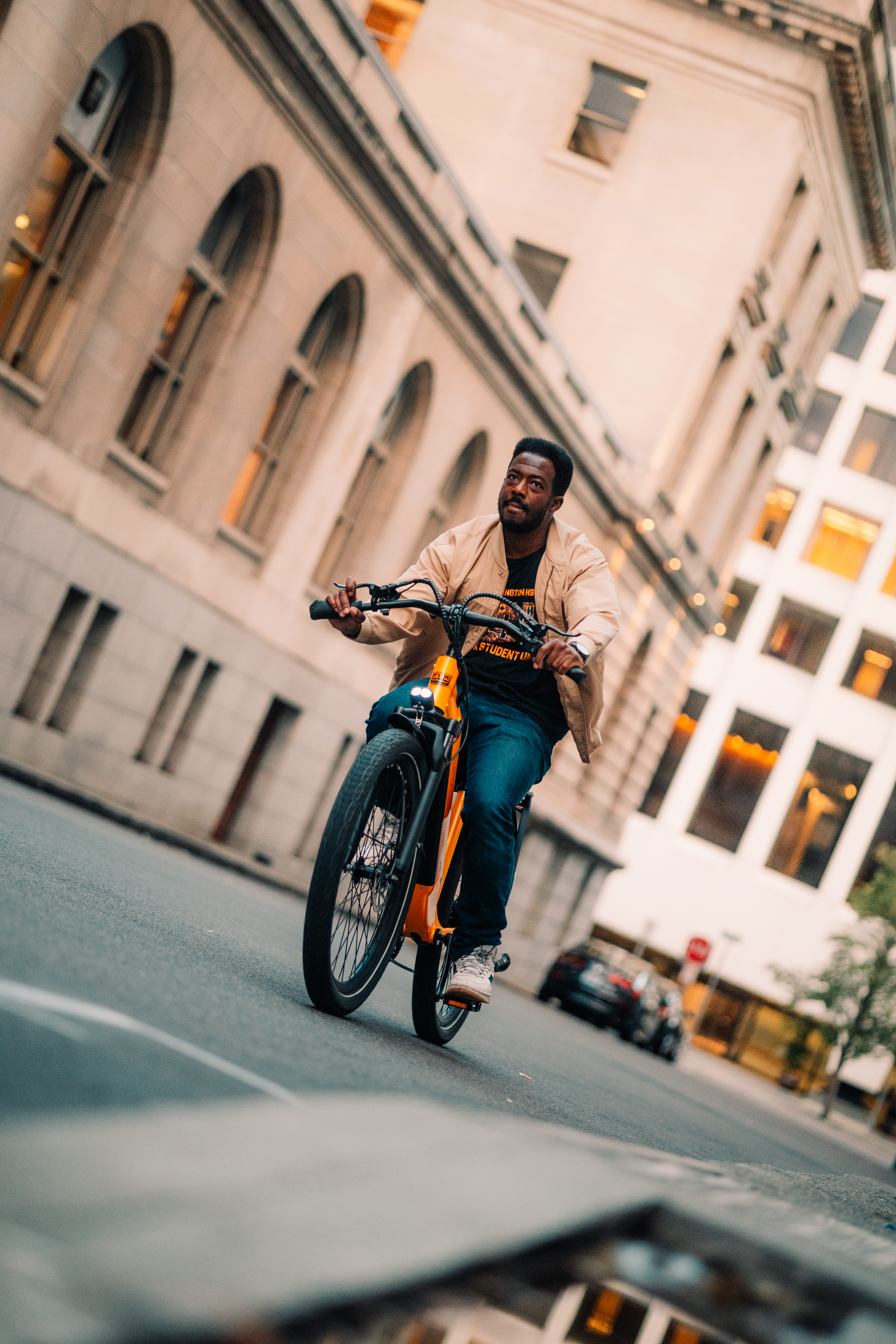 Lifestyle photography featuring an African American man riding a VTUVIA eBike through the city. Captured in the Tacoma–Seattle area, this image highlights the freedom, style, and performance of VTUVIA electric bikes in an urban setting